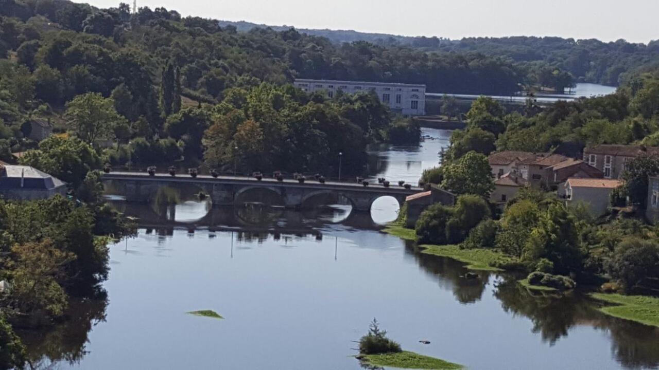 Maison La Roche Chambre D'Hotes Le Vigeant エクステリア 写真